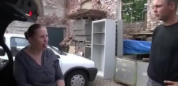 Jungspund darf MILF Taxifahrerin fuer ein kleines TG ficken